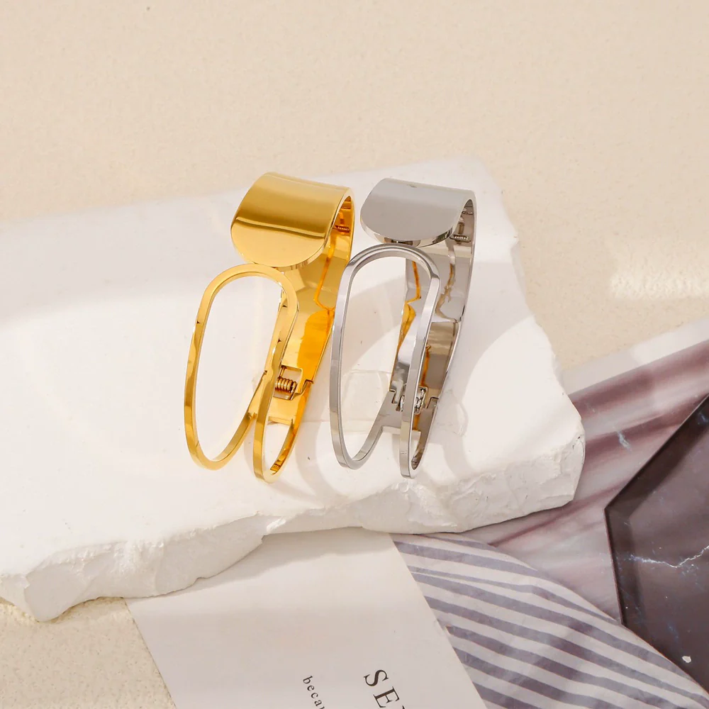 Simple Geometric Stainless Steel Bracelet With Electroplated Buckle - Image 4