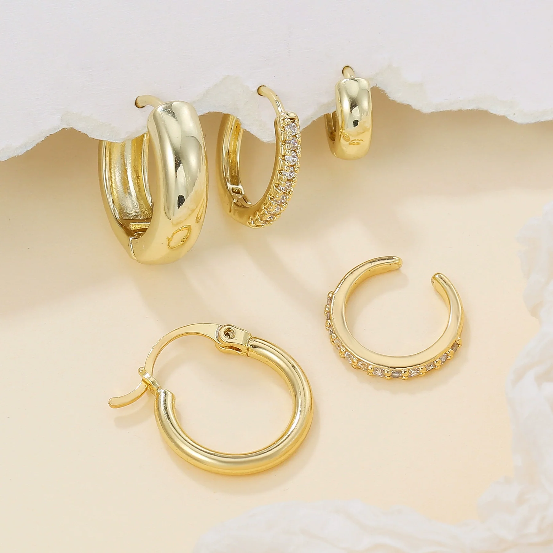 Simple Glossy Circle Highend Twisted Copper Needle Earrings With Geometric Pattern And Zirconia Processing - Image 3
