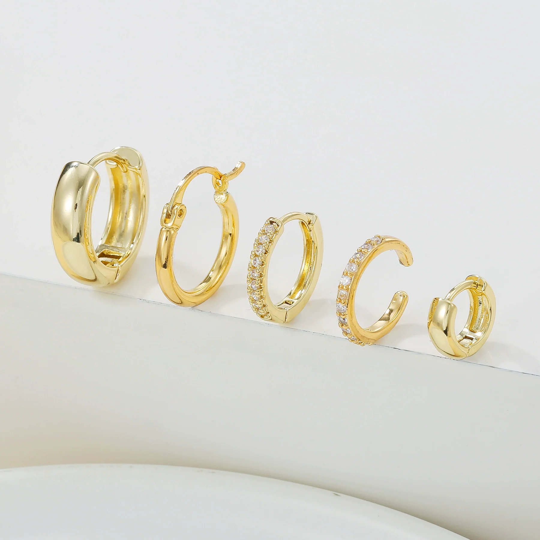 Simple Glossy Circle Highend Twisted Copper Needle Earrings With Geometric Pattern And Zirconia Processing - Image 4