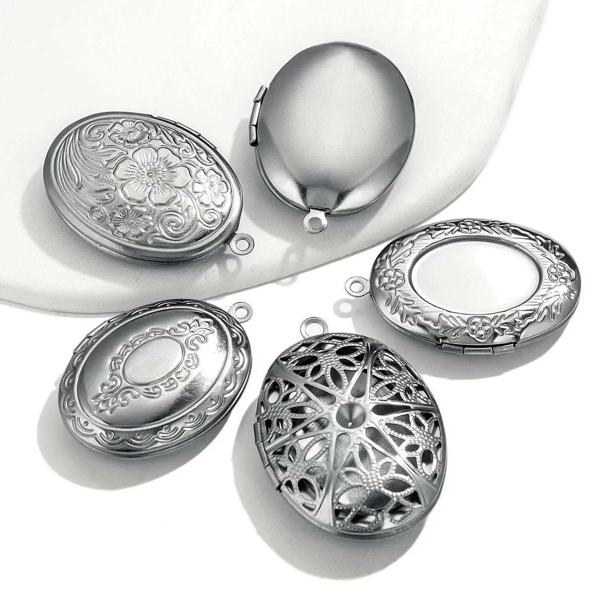 Stainless Steel Oval Photo Box Pendant Jewelry Accessories With Vintage Embossed Pattern And Electroplating