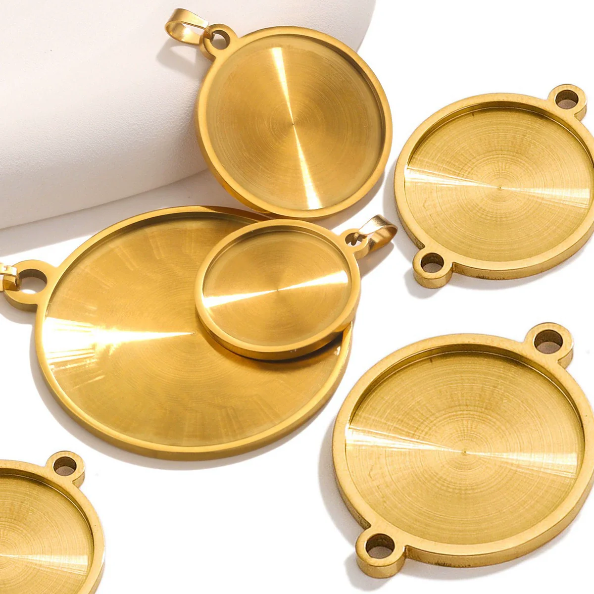 Stainless Steel Pendant With Round Base Tray Carved And Return Pattern Electroplated Accessories