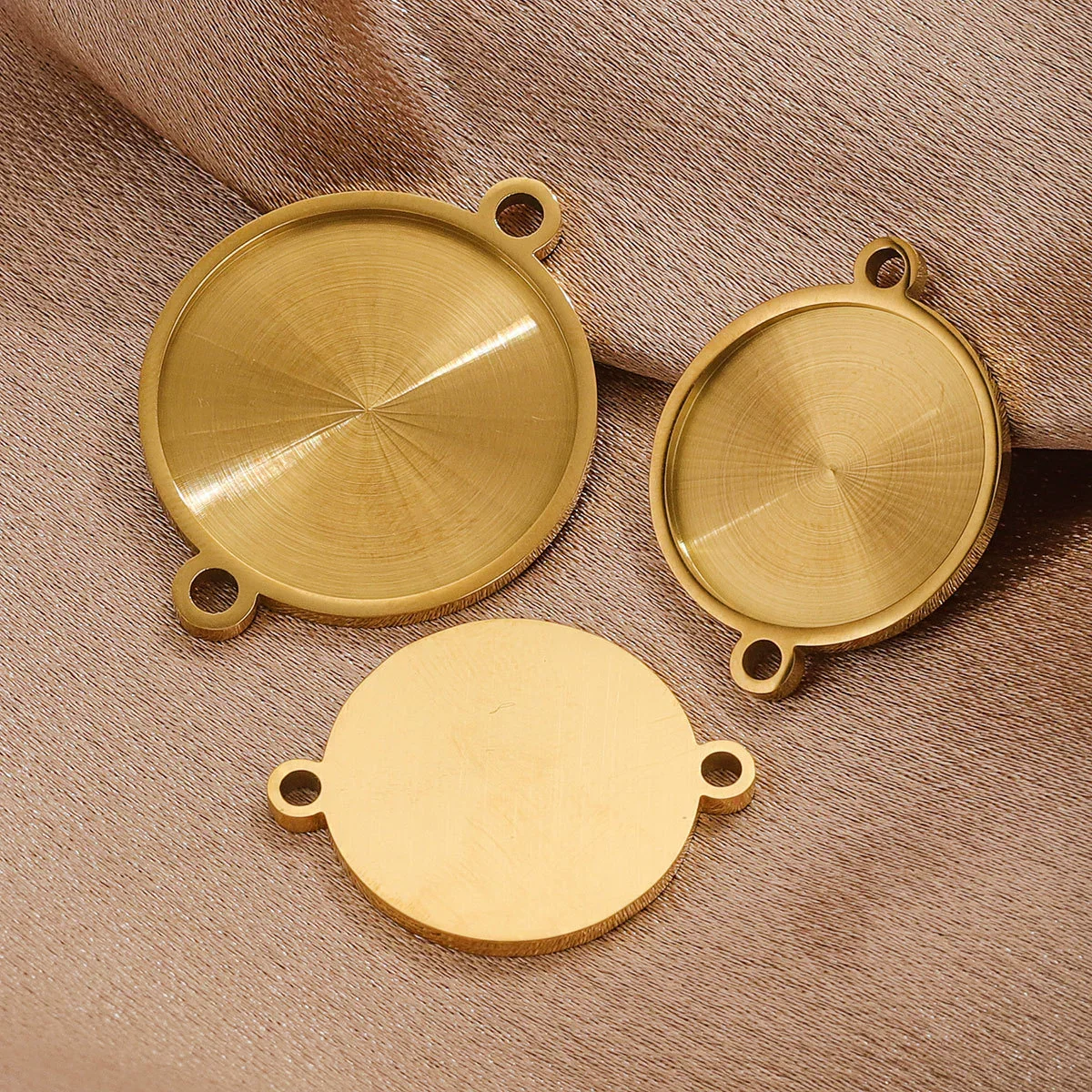 Stainless Steel Pendant With Round Base Tray Carved And Return Pattern Electroplated Accessories - Image 4