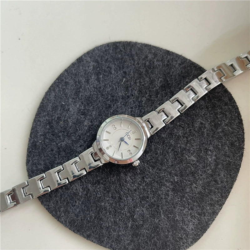 Steel Belt Bracelet Quartz Watch For Women With Alloy Case And Ordinary Glass Mirror Simple Small Dial And Rhinestone Scale Casual Style - Image 4