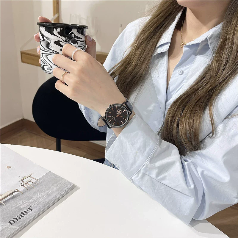 Universal Leisure Alloy Case Ordinary Glass Mirror Pointer Quartz Watch With Gear Belt - Image 4