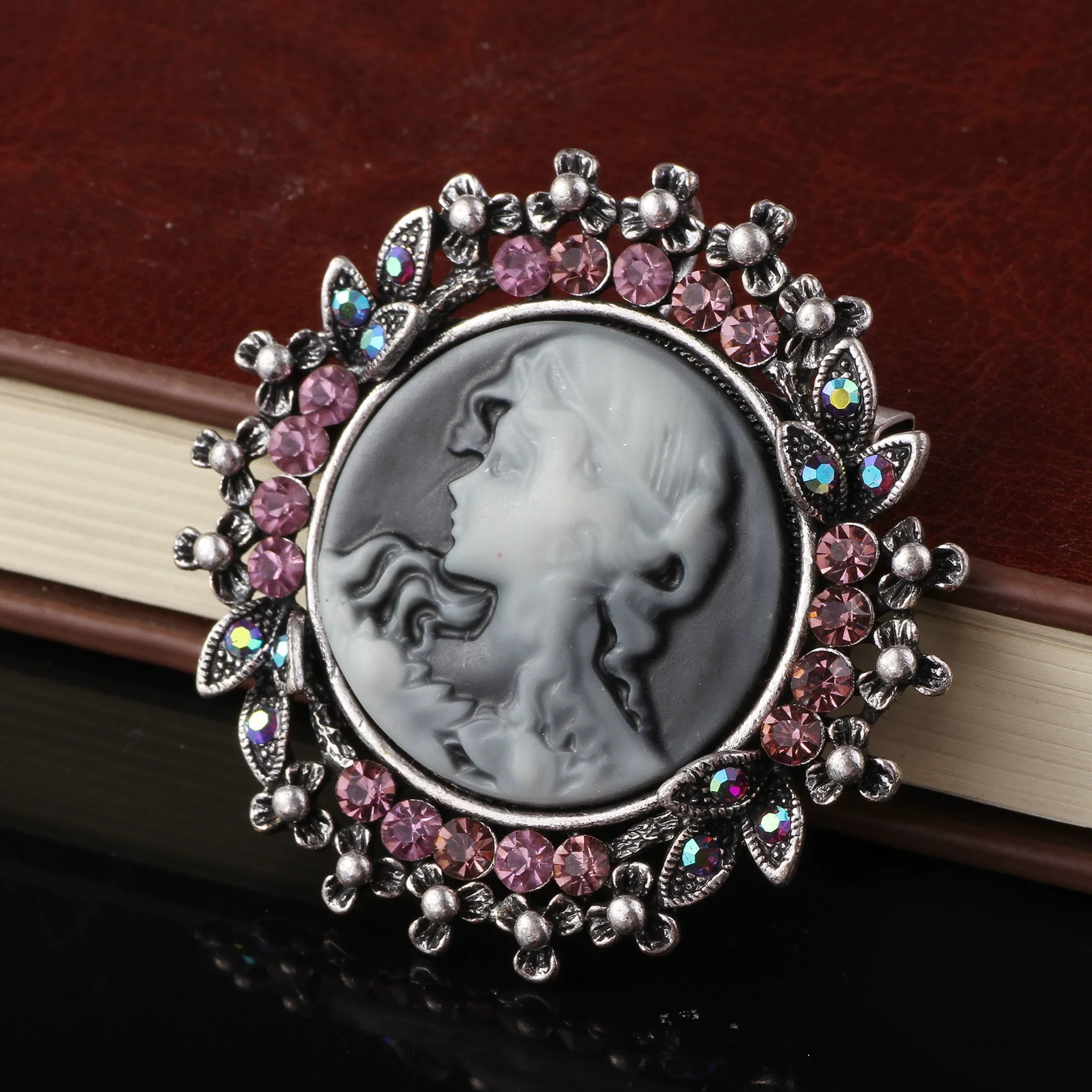 Vintage Fashion Ol Style Alloy Head Brooch Pin With Cartoon Characters Electroplated For Women - Image 16