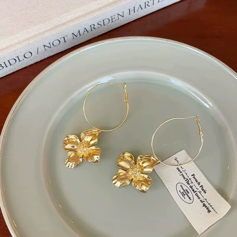 Wholesale Alloy Flower Electroplated Exaggerated Light Luxury Women's Earrings - Image 2