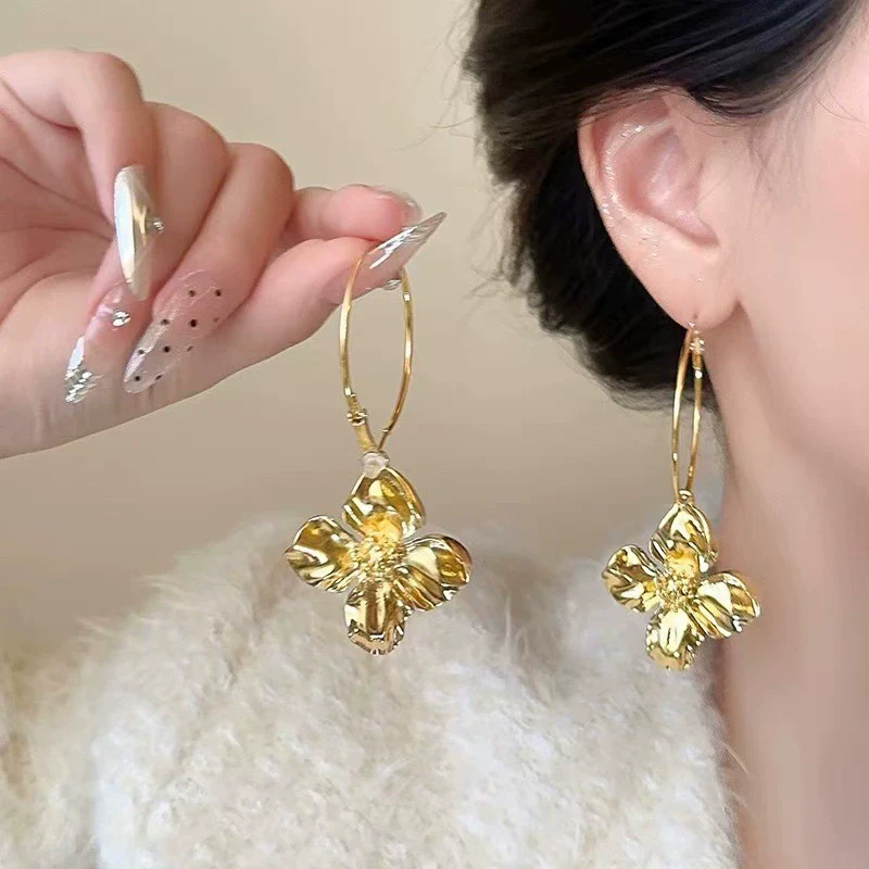 Wholesale Alloy Flower Electroplated Exaggerated Light Luxury Women's Earrings - Image 6