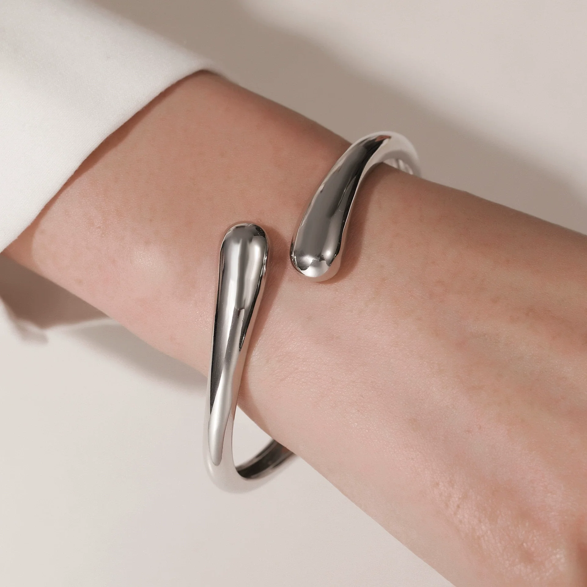 Wholesale Alloy Geometric Style Electroplating Unisex Spring Open Bracelet - Image 2