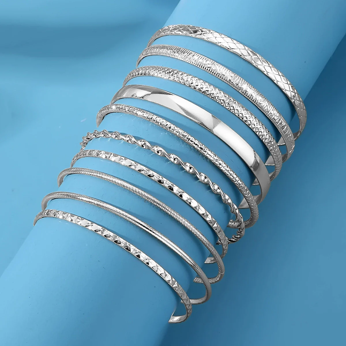 Wholesale Alloy Punk Vintage Geometric Twist And Glow Bracelet With Electroplating