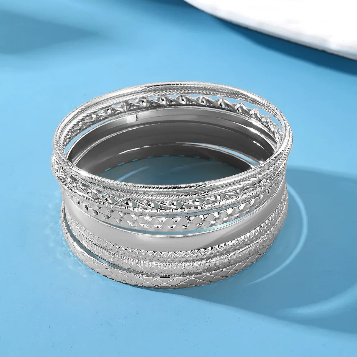 Wholesale Alloy Punk Vintage Geometric Twist And Glow Bracelet With Electroplating - Image 4