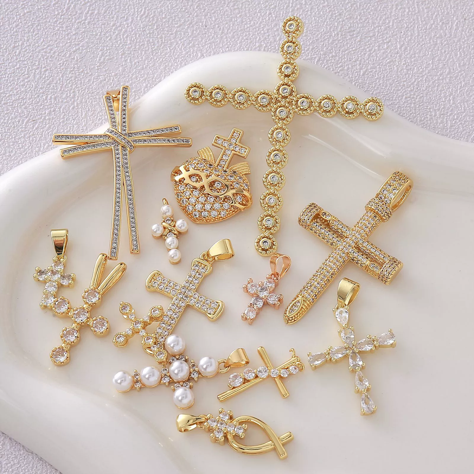 Wholesale Copper Electroplated Cross Pendant Necklace With Microinlaid Zircon And Pearl Hollow Design Jewelry Accessories - Image 3