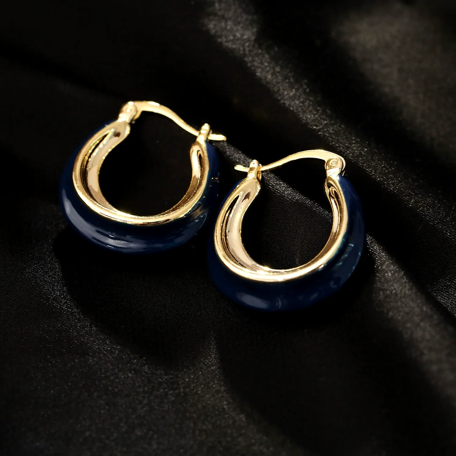 Wholesale Copper French Retro Klein Blue Oil Drop Geometric Women's Earrings With Dripping Oil Design - Image 4