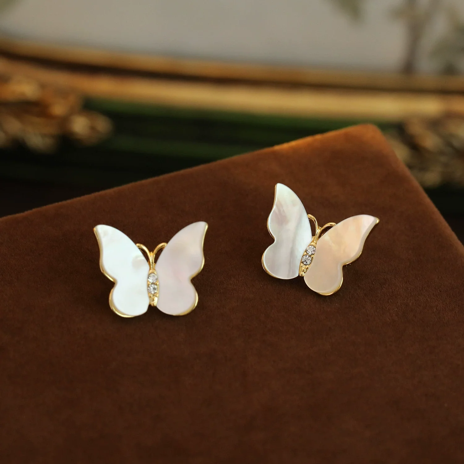 Wholesale Copper Geometric Heart Stud Earrings For Women With Electroplating Treatment - Image 3