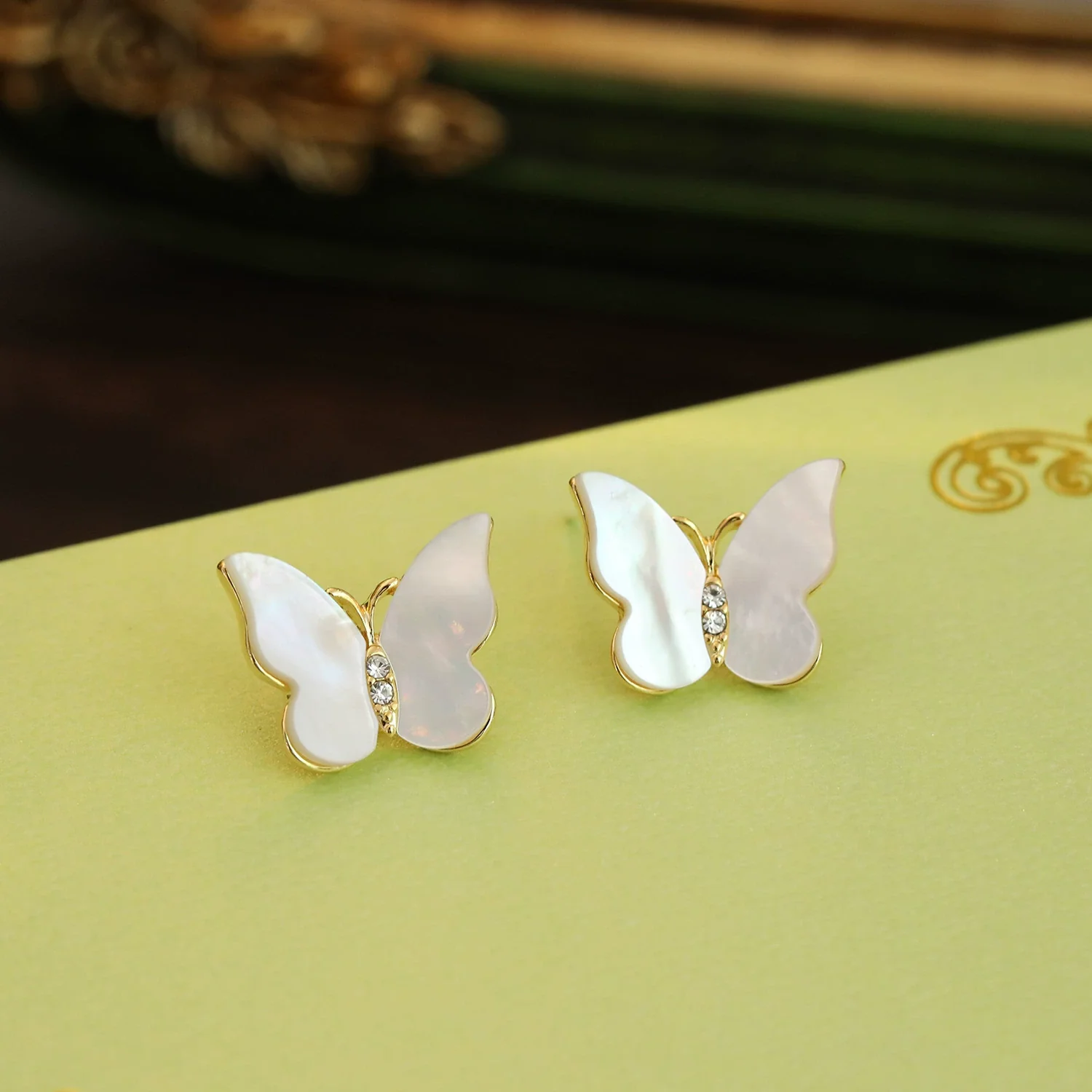 Wholesale Copper Geometric Heart Stud Earrings For Women With Electroplating Treatment - Image 4