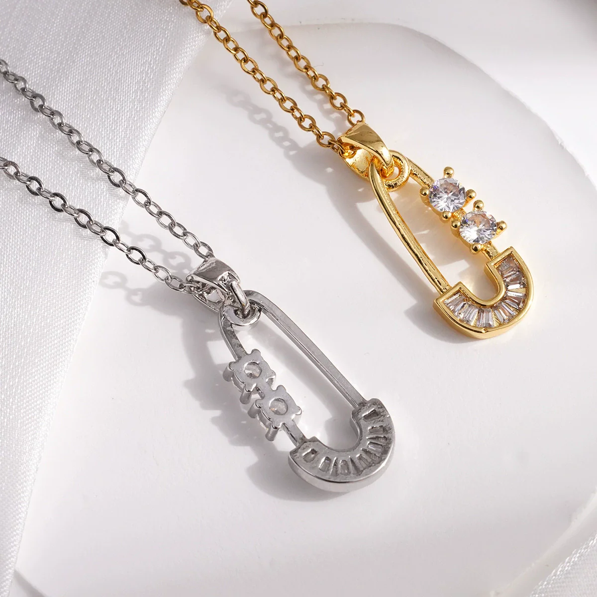Wholesale Copper Titanium Steel Ochain Necklace For Women With Microinlaid Zircon Paper Clip Pendant Light Luxury Geometric Electroplated Style - Image 4