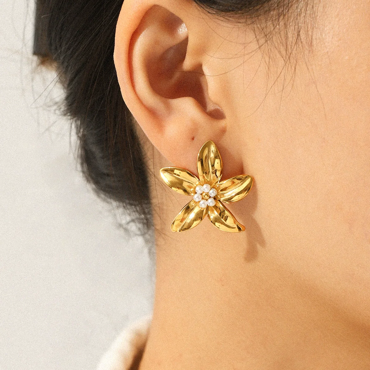 Wholesale Electroplated Stainless Steel Geometric Flower Stud Earrings For Women - Image 3