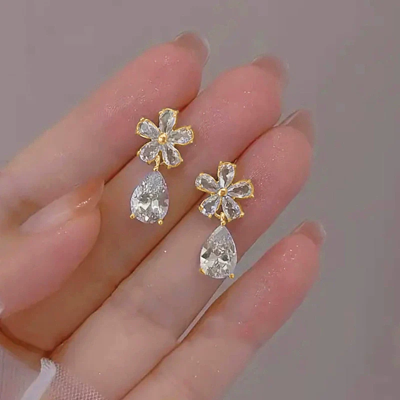 Wholesale Elegant Women's Copper Earrings With Flower And Geometric Drop Shape Design - Image 2