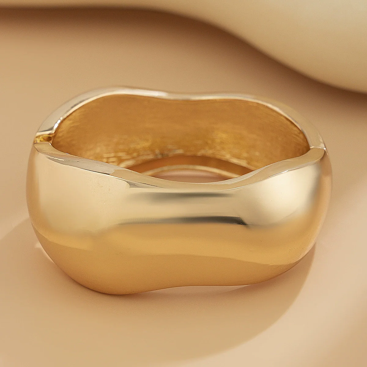 Wholesale Exaggerated Geometric Metal Electroplated Fashion Bracelet