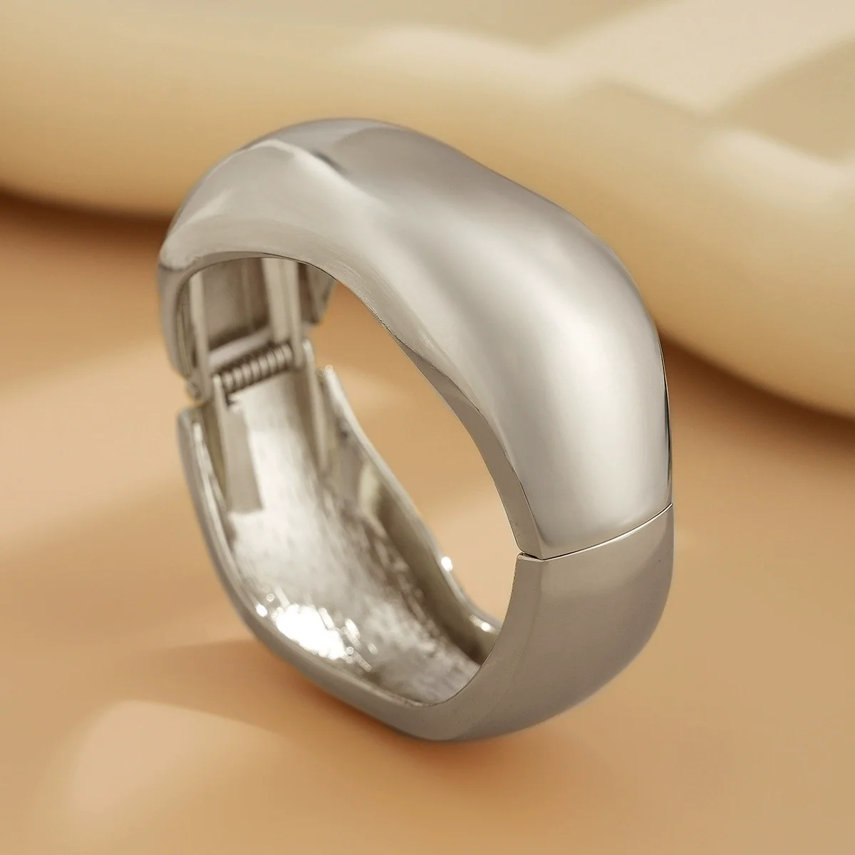 Wholesale Exaggerated Geometric Metal Electroplated Fashion Bracelet - Image 3