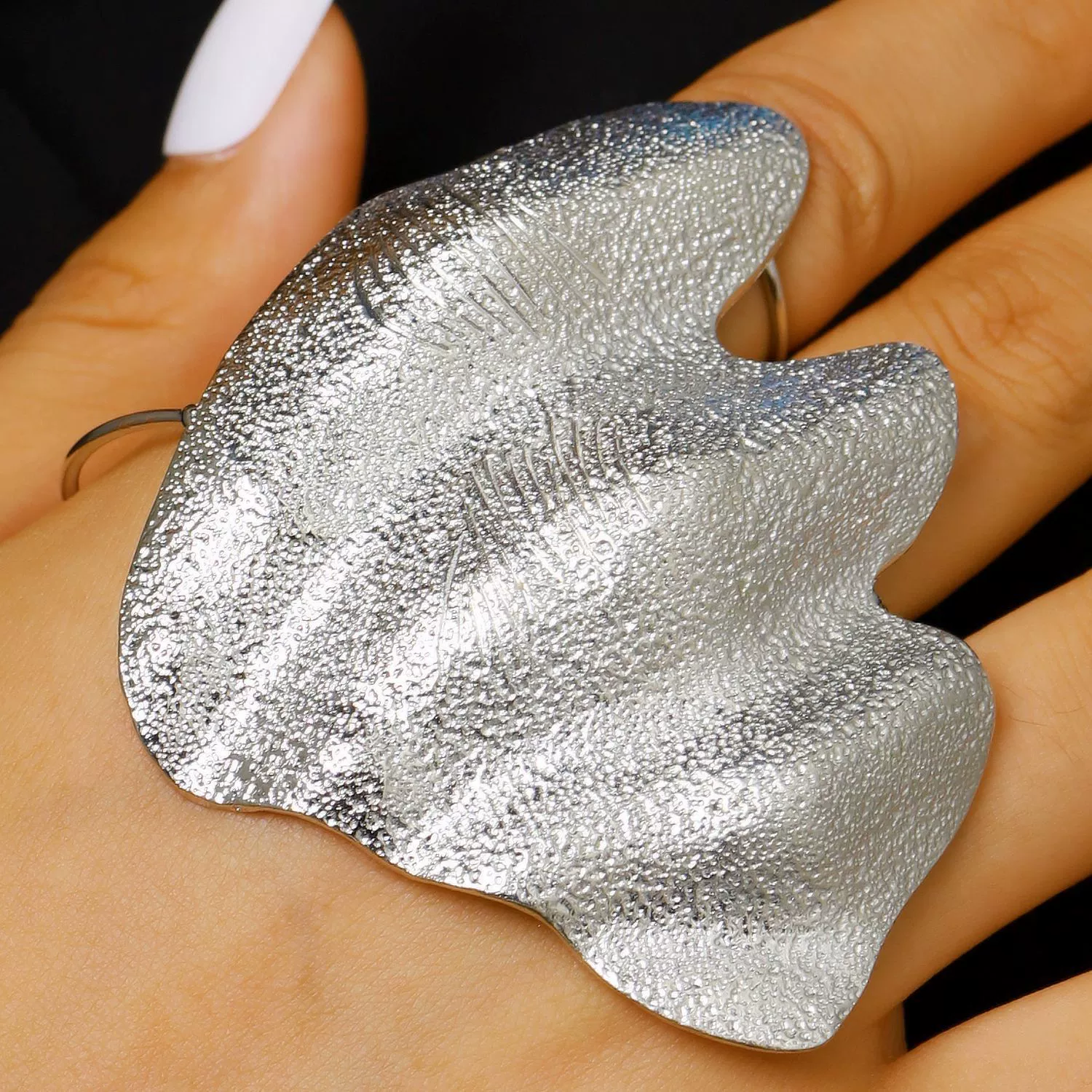 Wholesale Exaggerated Heavytextured Open Geometric Alloy Electroplated Ring For Women - Image 2