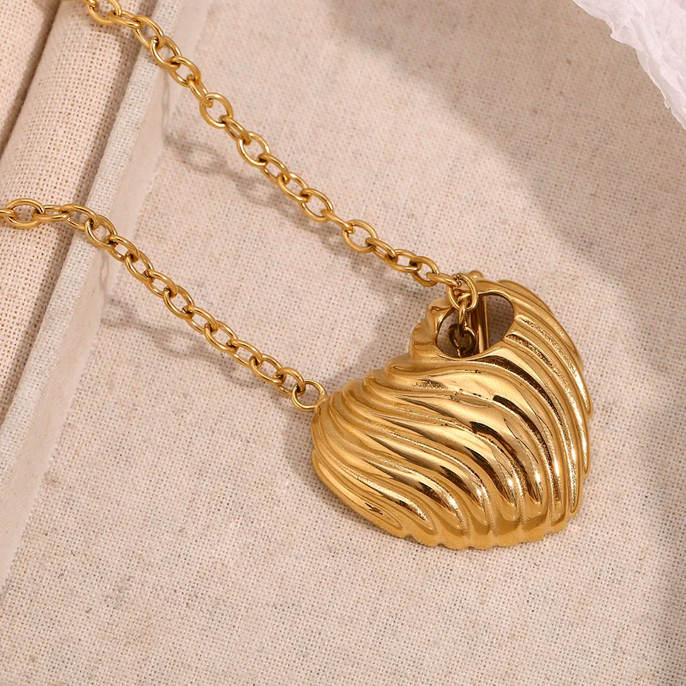 Wholesale Fashion Elegant Heartshaped Titanium Steel And Stainless Steel 18K Goldplated Pendant Necklace For Women - Image 2