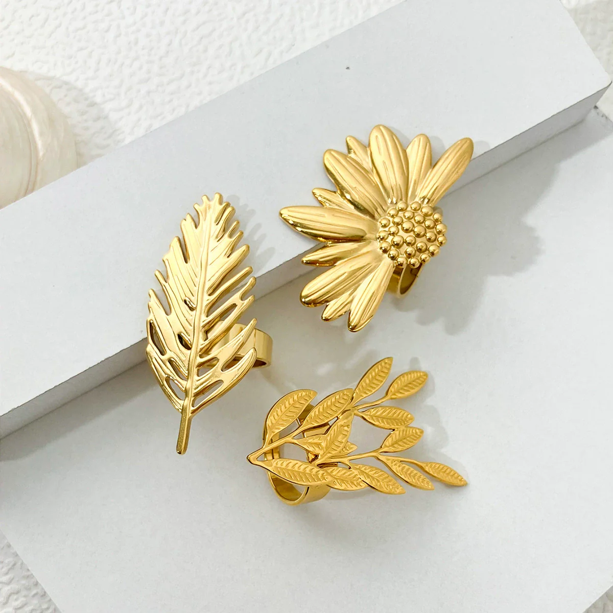 Wholesale Fashion Women's Stainless Steel Leaves Opening Ring With Electroplating Treatment
