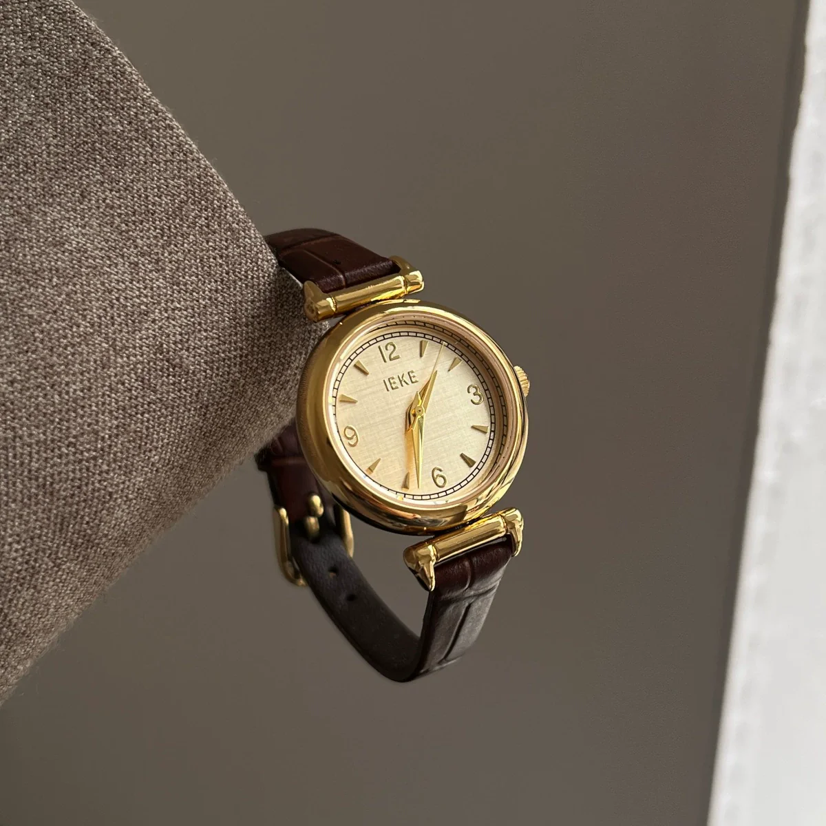 Wholesale Female Students' Retro Simple Metal Disc Watch With Stainless Steel Buckle And Round Dial - Image 3
