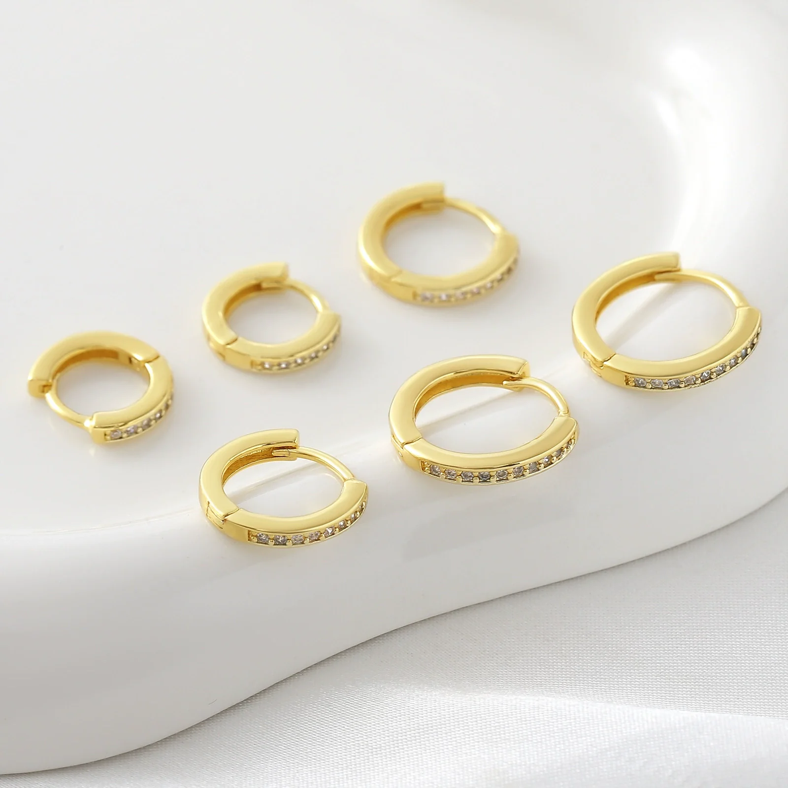 Wholesale Geometric Diamondstudded Round Earrings Copper 18K Gold Plated Unisex - Image 3