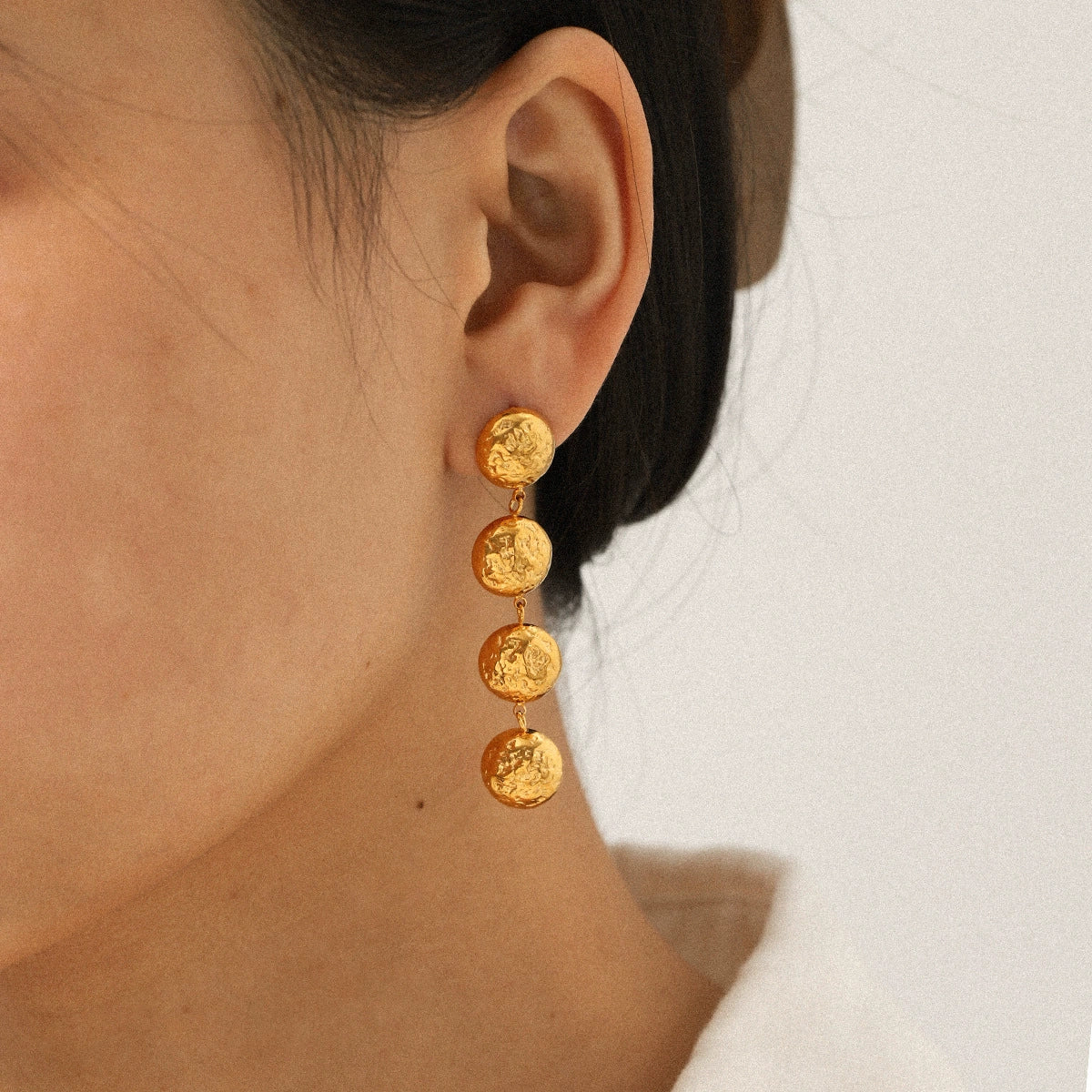 Wholesale Geometric Hammered Pattern 18K Gold Electroplated Stainless Steel Tassel Earrings For Women - Image 2