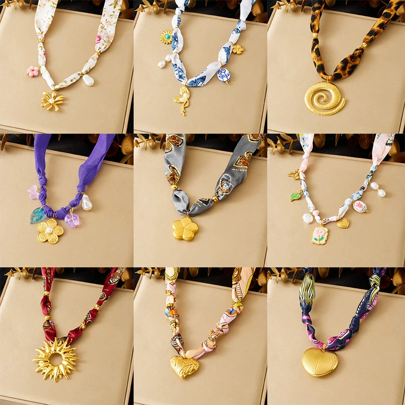 Wholesale Goldplated Stainless Steel Pendant Necklace With Leopard Print Small Floral And Heart Shape For Women