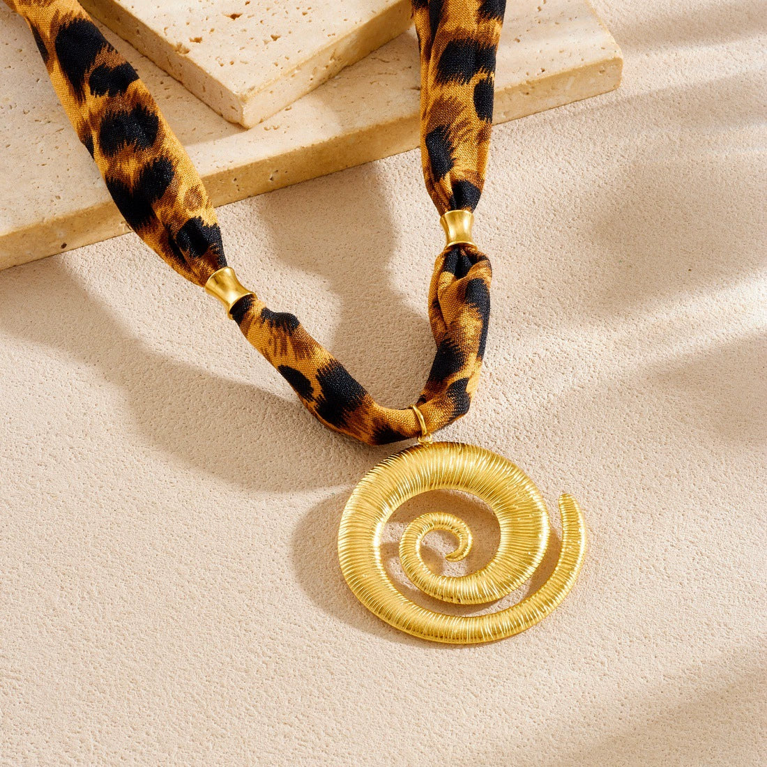 Wholesale Goldplated Stainless Steel Pendant Necklace With Leopard Print Small Floral And Heart Shape For Women - Image 4