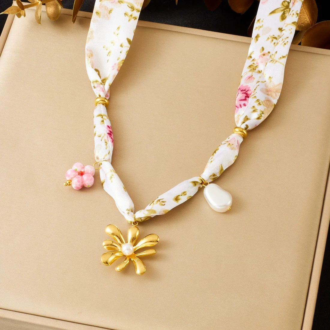Wholesale Goldplated Stainless Steel Pendant Necklace With Leopard Print Small Floral And Heart Shape For Women - Image 6