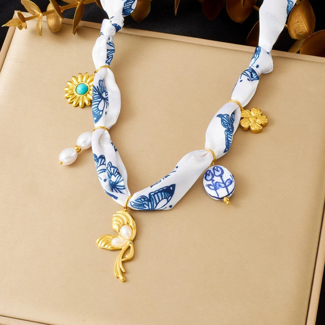 Wholesale Goldplated Stainless Steel Pendant Necklace With Leopard Print Small Floral And Heart Shape For Women - Image 7