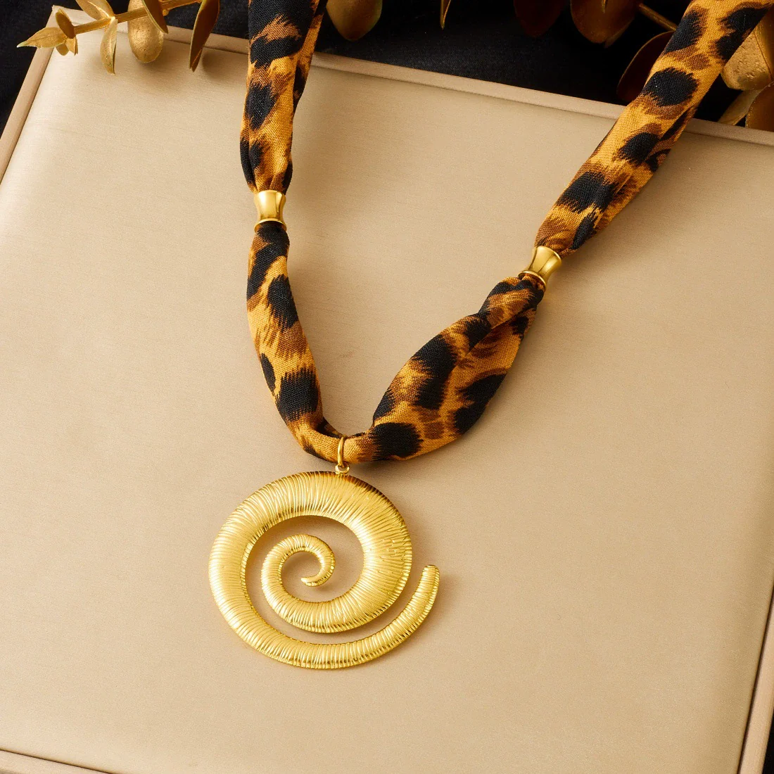 Wholesale Goldplated Stainless Steel Pendant Necklace With Leopard Print Small Floral And Heart Shape For Women - Image 8