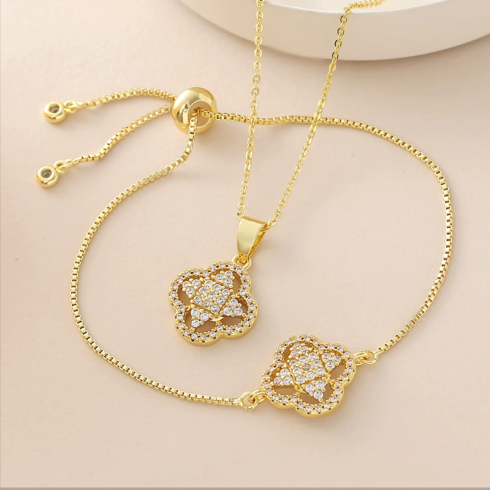Wholesale Ins Style Copper Electroplated 18K Gold Four Leaf Clover Pendant Necklace And Bracelet Set - Image 2