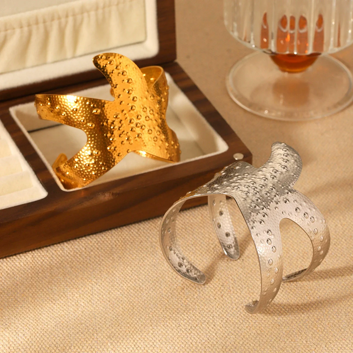 Wholesale Ins Style Hammer Pattern Starfish Stainless Steel Goldplated Bracelet - Image 3