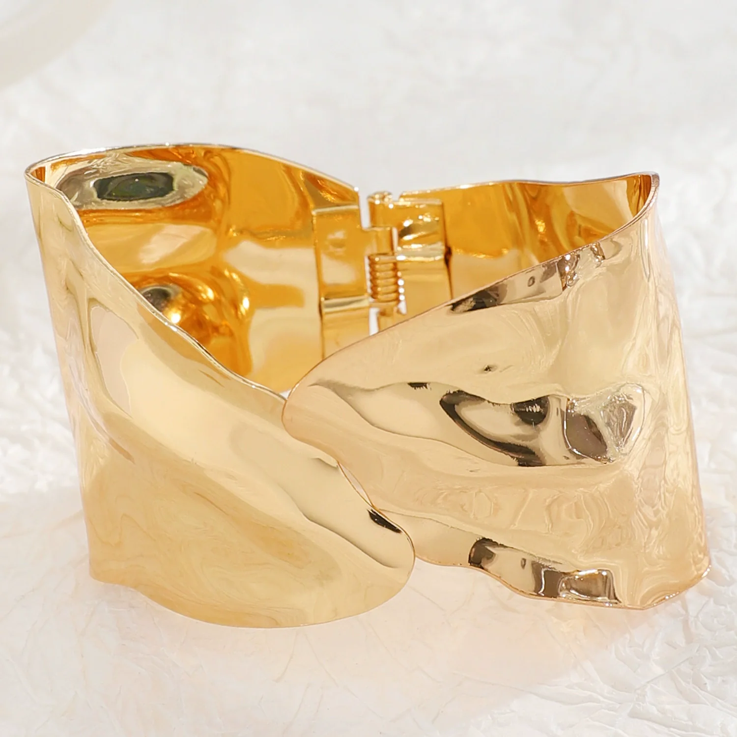 Wholesale Iron Electroplated Gold Widebrimmed Irregular Geometric Minimalist Retro Exaggerated Personality Bracelet Jewelry - Image 10