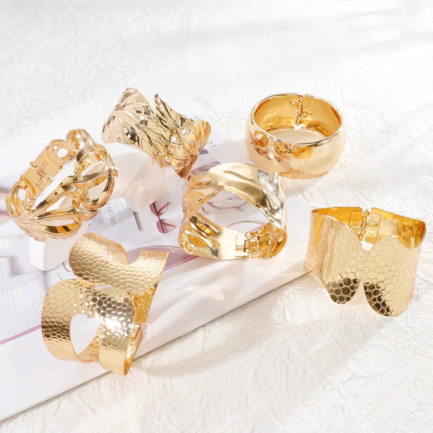 Wholesale Iron Electroplated Gold Widebrimmed Irregular Geometric Minimalist Retro Exaggerated Personality Bracelet Jewelry - Image 3