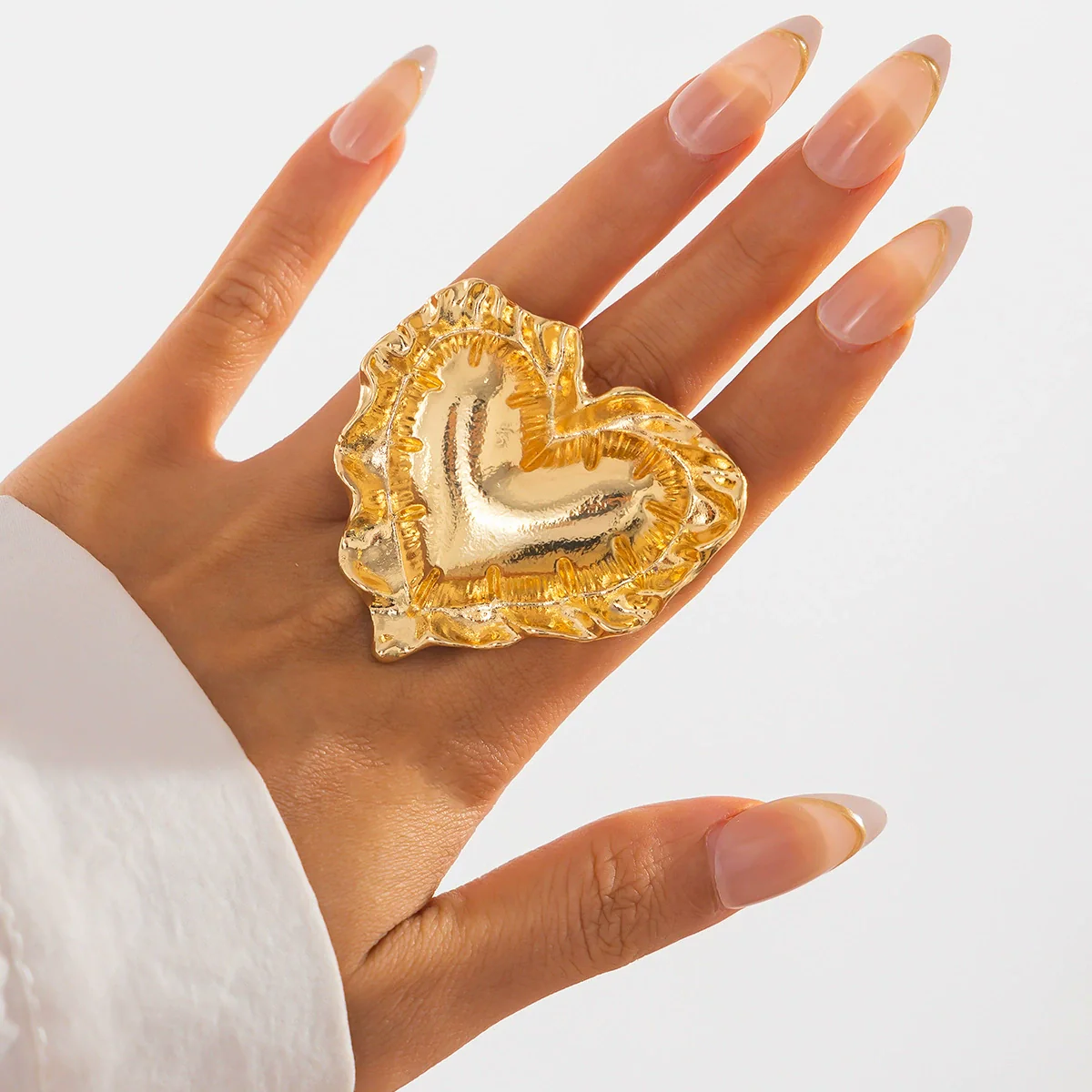 Wholesale Jewelry Exaggerated Three Dimensional Love Shaped Zinc Alloy Ring With Electroplating - Image 3