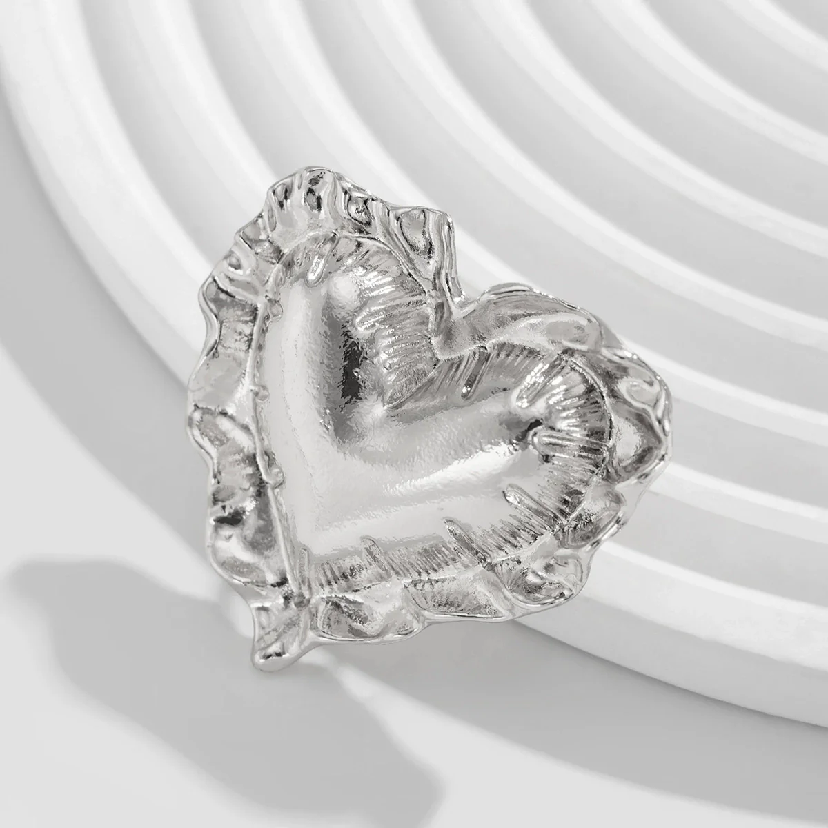 Wholesale Jewelry Exaggerated Three Dimensional Love Shaped Zinc Alloy Ring With Electroplating - Image 4