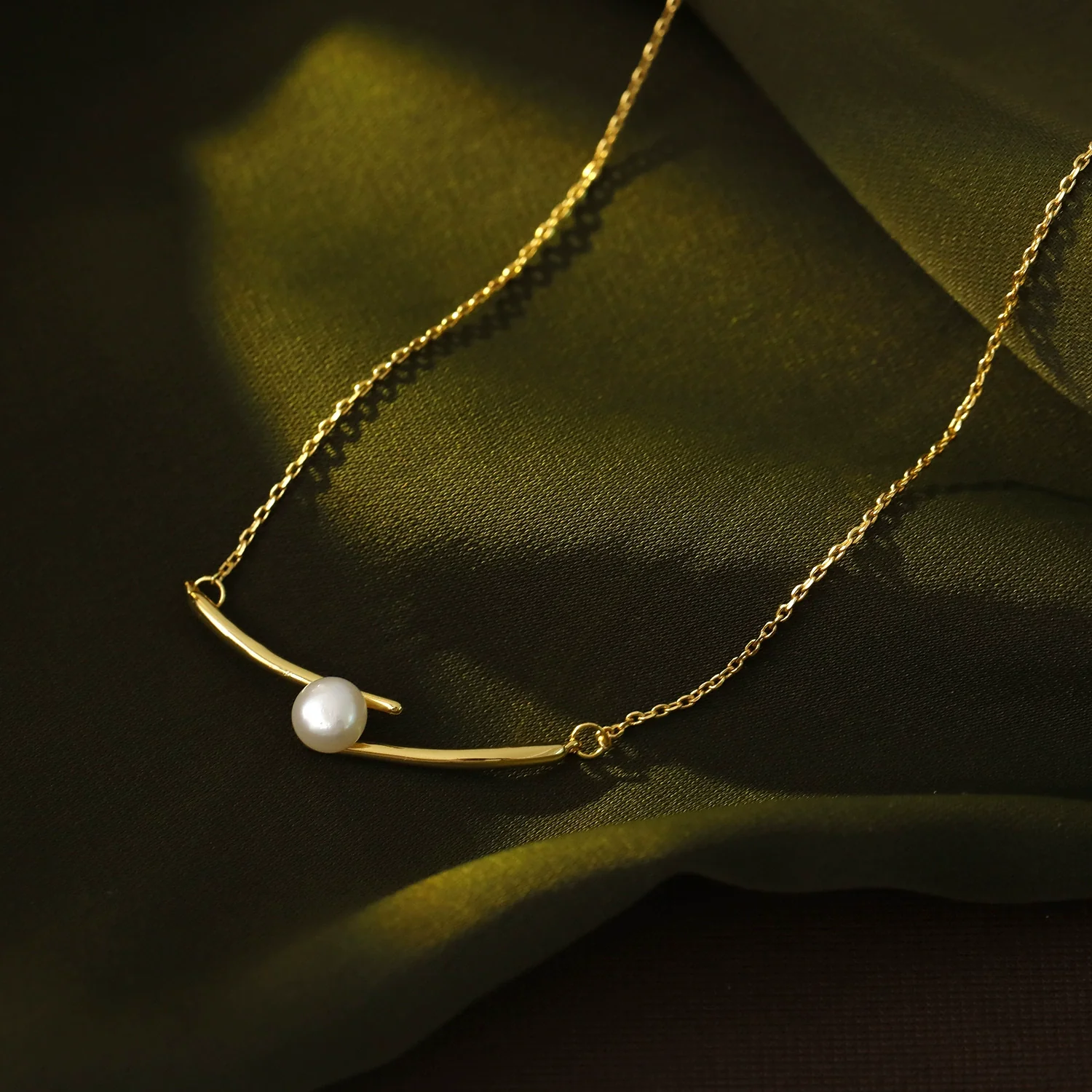 Wholesale Jewelry Geometric Copper Snake Bone Chain Pendant Necklace For Women With Electroplating Treatment - Image 4