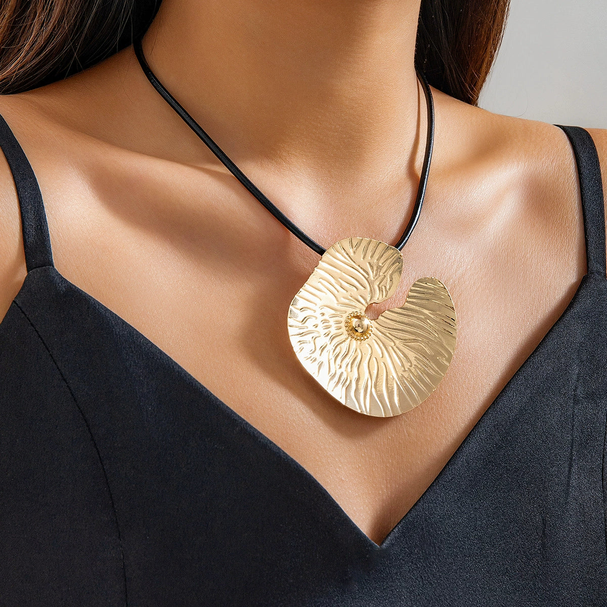 Wholesale Jewelry Punk Style Alloy Collar Necklace With Flower Pattern And Electroplating Treatment For Women - Image 2