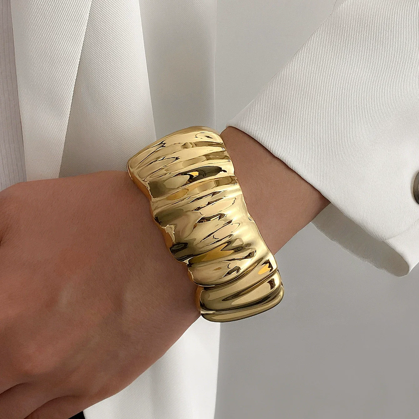 Wholesale Jewelry Retro Exaggerated Irregular Pleated Alloy Bracelet With Electroplating - Image 10