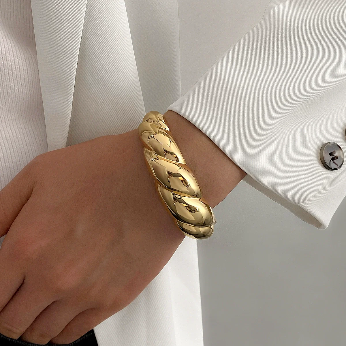 Wholesale Jewelry Retro Exaggerated Irregular Pleated Alloy Bracelet With Electroplating - Image 12