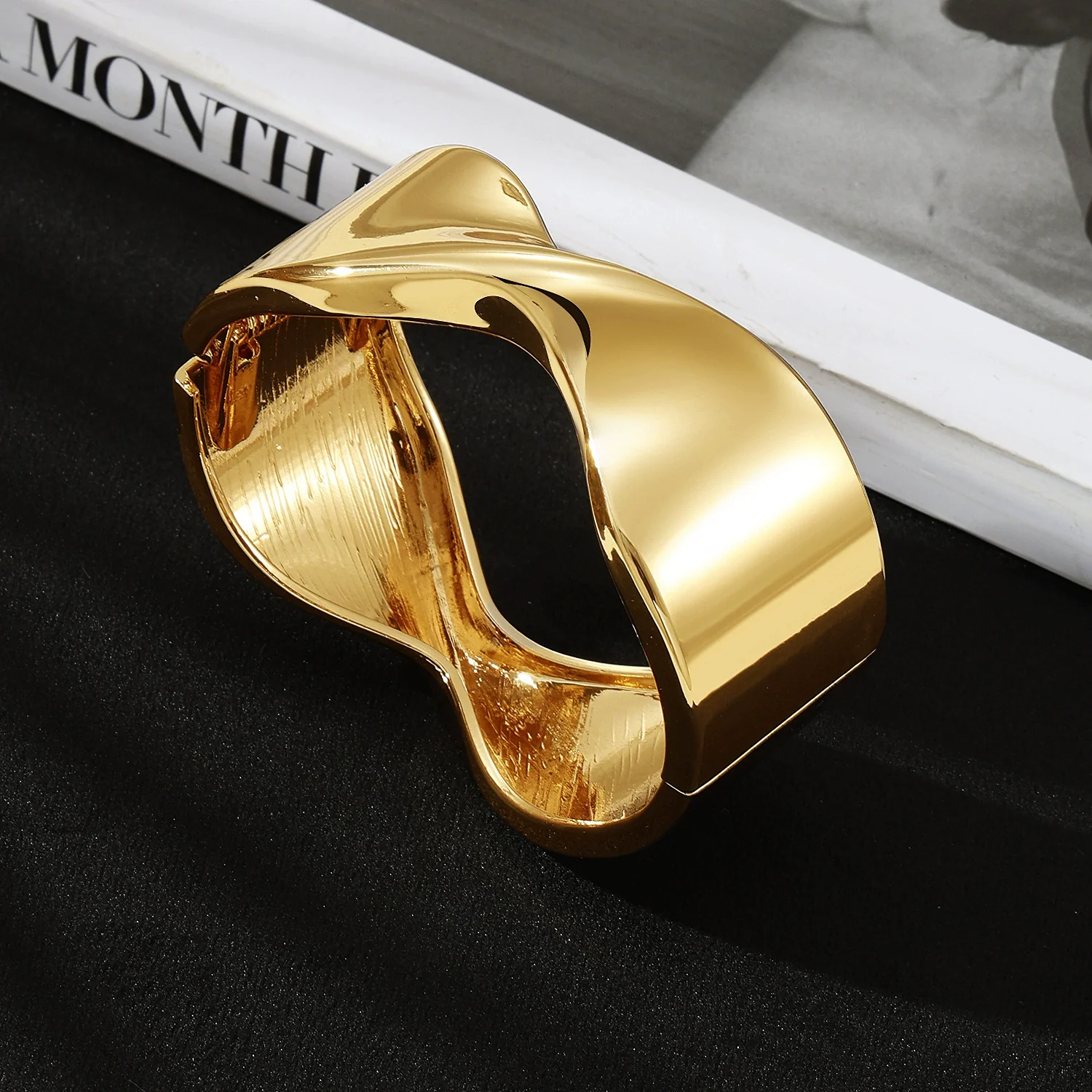 Wholesale Jewelry Retro Exaggerated Irregular Pleated Alloy Bracelet With Electroplating - Image 4