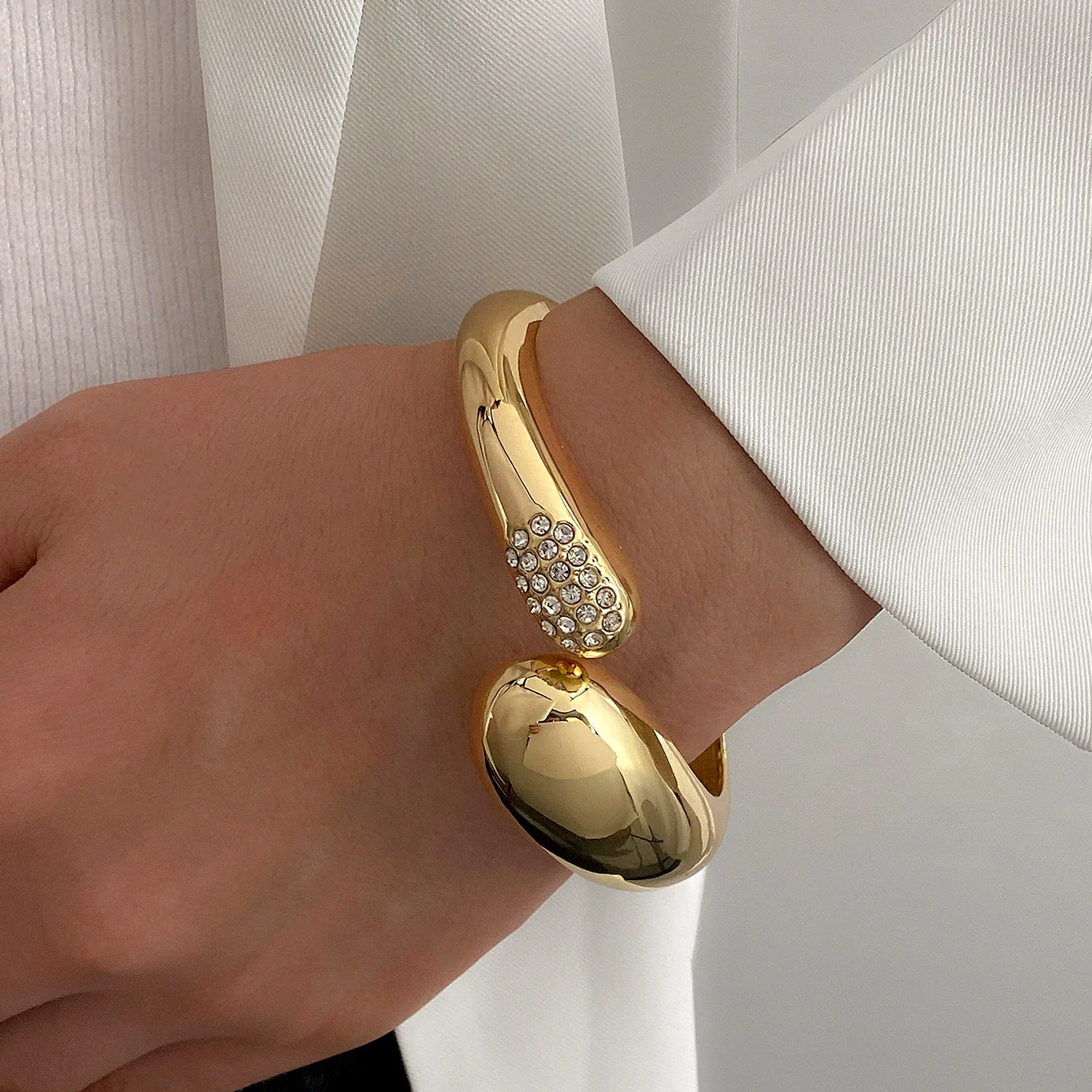 Wholesale Jewelry Retro Exaggerated Irregular Pleated Alloy Bracelet With Electroplating - Image 9