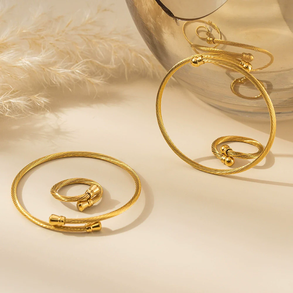 Wholesale Ladies Stainless Steel And Titanium Steel Electroplated 18K Gold Cable Fashion Bracelet With Personality Style - Image 4
