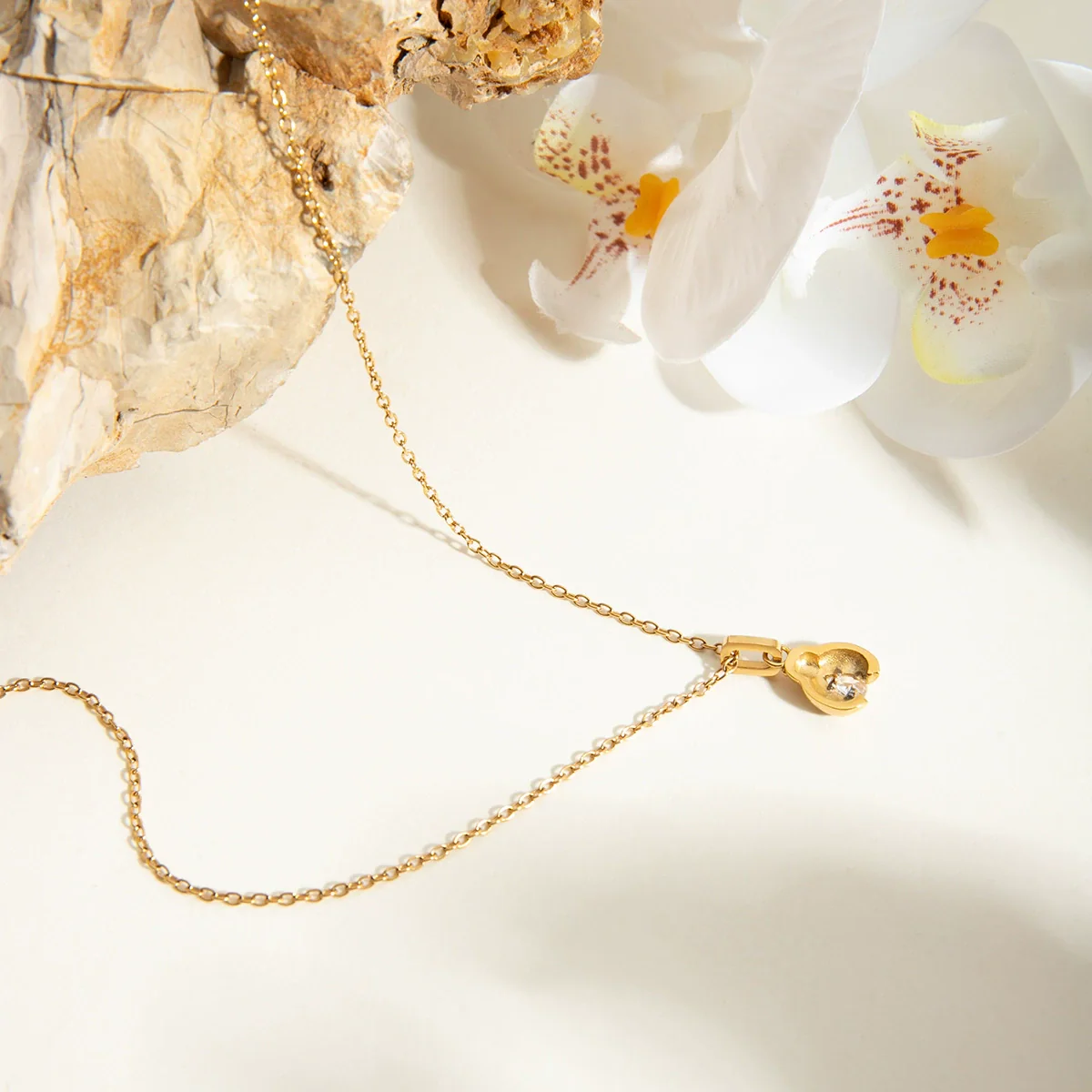 Wholesale Ladybug And Cross Pendant Necklace Electroplated 18K Gold Stainless Steel Fine Jewelry For Women - Image 4
