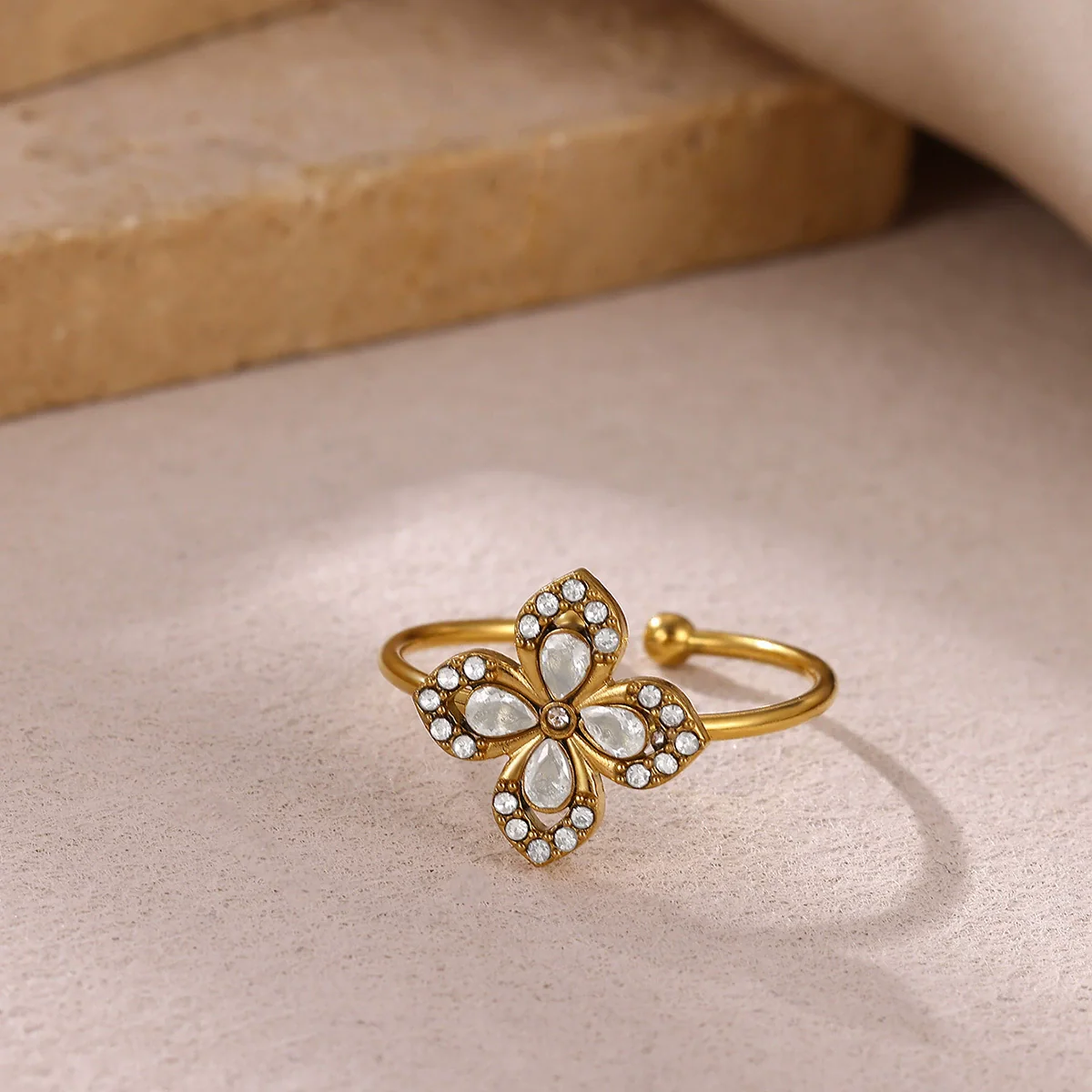 Wholesale Light Luxury Geometric Fruit Shaped Gold Inlaid Diamond Ring For Women - Image 3