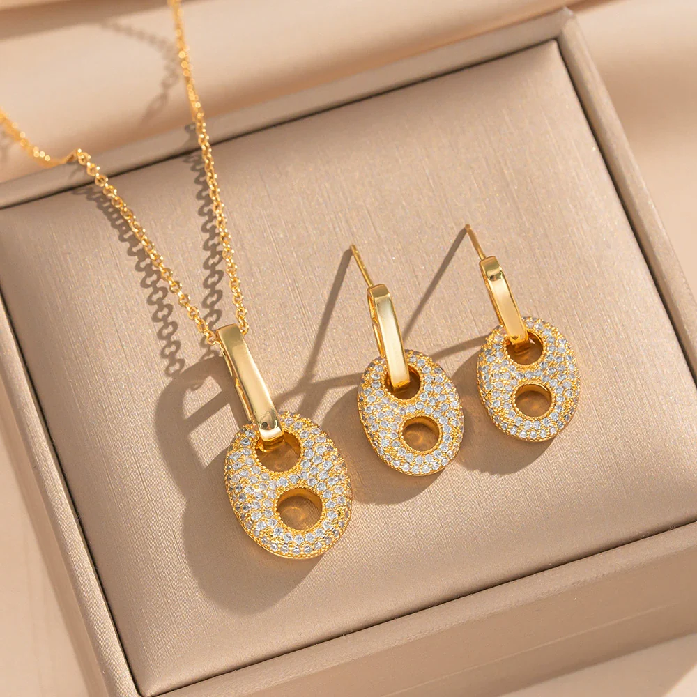 Wholesale Light Luxury Geometric Pig Nose Earrings And Necklaces Set Real Gold Electroplated With Diamonds Inlaid Titanium Steel And Environmentally Friendly Copper For Women - Image 3
